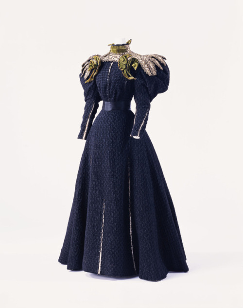 The skirts of the early 1890s featured some back fullness, but emphasis had shifted to flared skirt hems and enormous leg-of-mutton sleeves, and bustle supports were not as fashionable.