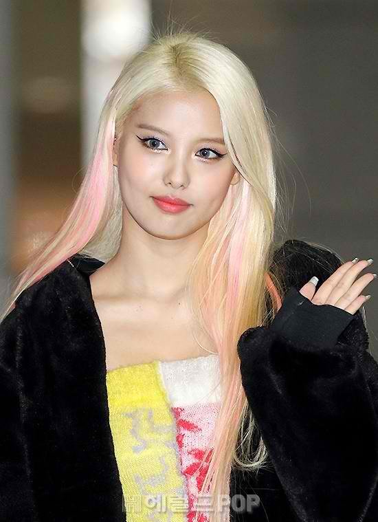 AhinBrasil's tweet photo. [PRESS] 18.11.20 ㅡ Ahin chegando ao Show Champion de hoje. (1/2)

cr.: press
#MOMOLAND #모모랜드 #AHIN #아인 #Ready_Or_Not #MOMOLAND_Are_you_ready? @MMLD_Official https://t.co/JOL4Lu9yHI