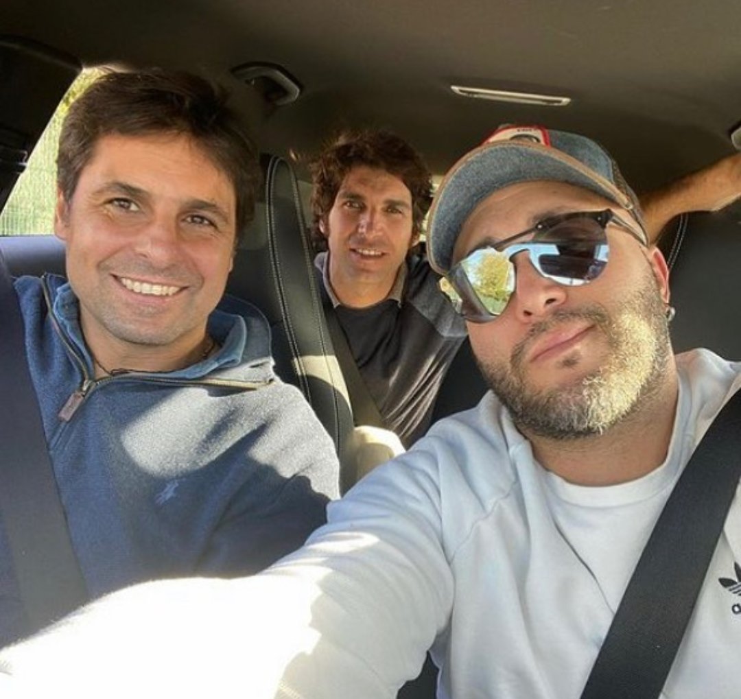 clarita_gamez's tweet photo. @policia @guardiacivil aquí tres no-convivientes moviéndose en coche por Andalucía en pleno cierre perimetral para visitar por a familiares de edad avanzada (población de riesgo). Lo están subiendo todo a redes, supongo que sus movimientos serán fáciles de de rastrear. Gracias!! https://t.co/L95UUFudrh