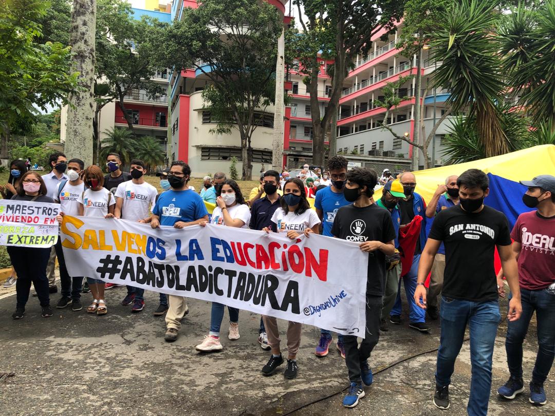 Uniespacio's tweet photo. RT @DavidGSosaE2: Seguiremos respaldando al pueblo venezolano en sus demandas sociales y políticas. Los estudiantes estaremos siempre del lado de los ciudadanos y la universidad venezolana.

@confevme

¡La sombra será vencida! https://t.co/aeZJkV24Lu