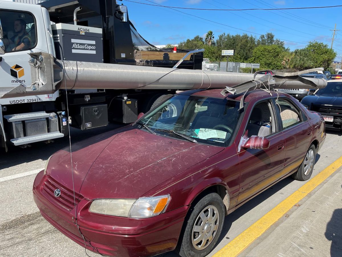 orlandosentinel's tweet image. Florida man accused of stealing I-4 power pole, strapping it to car roof bit.ly/2Kh9yYd