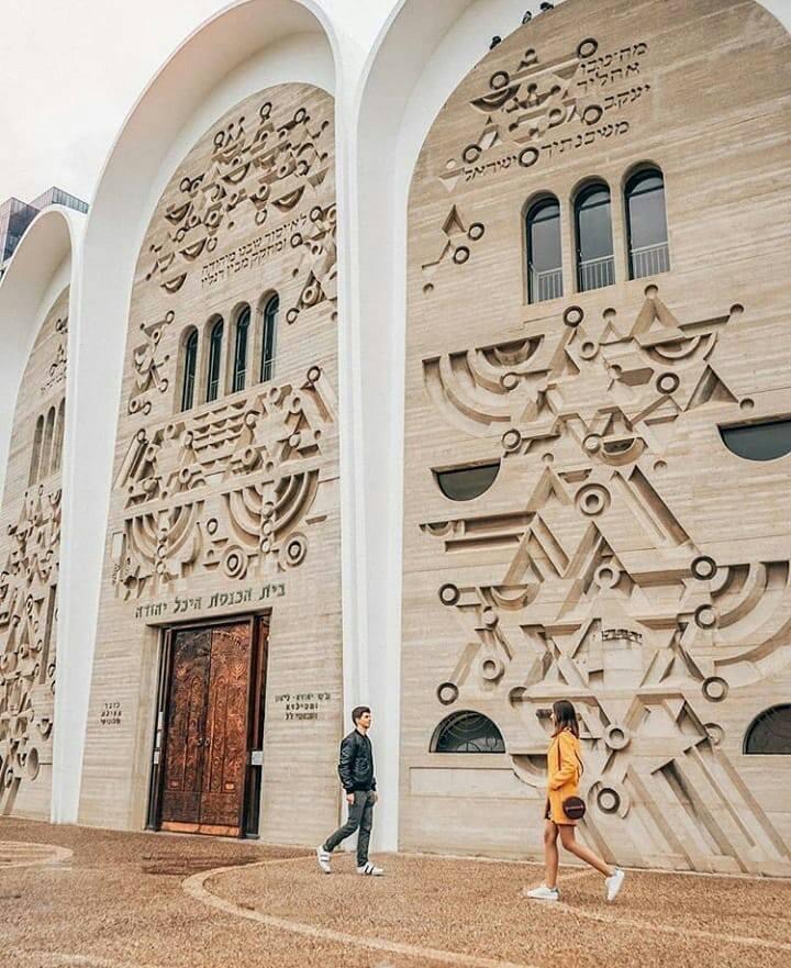 1 of my all time favourites is the super streamline, beautifully proportioned Hechal Yehuda Synagogue in Tel Aviv by Yitzchak Toledano from 1980, with its deeply carved stone artwork facade by Yechezkel Kimchi, & uplifting stained glass by Josef Shealtiel