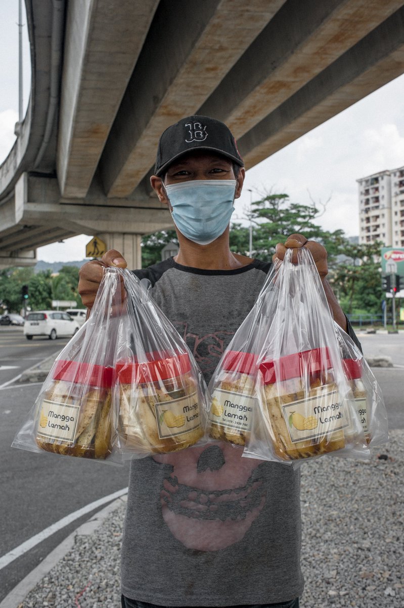 Voi, 48 tahun, merupakan seorang keyboardist untuk sebuah hotel di ibukota, kini menjual mangga asam jeruk setelah diberhentikan kerja. Dia dibantu oleh Farid, anak pemilik perniagaan Mangga Lemak yang berusia 16 tahun.