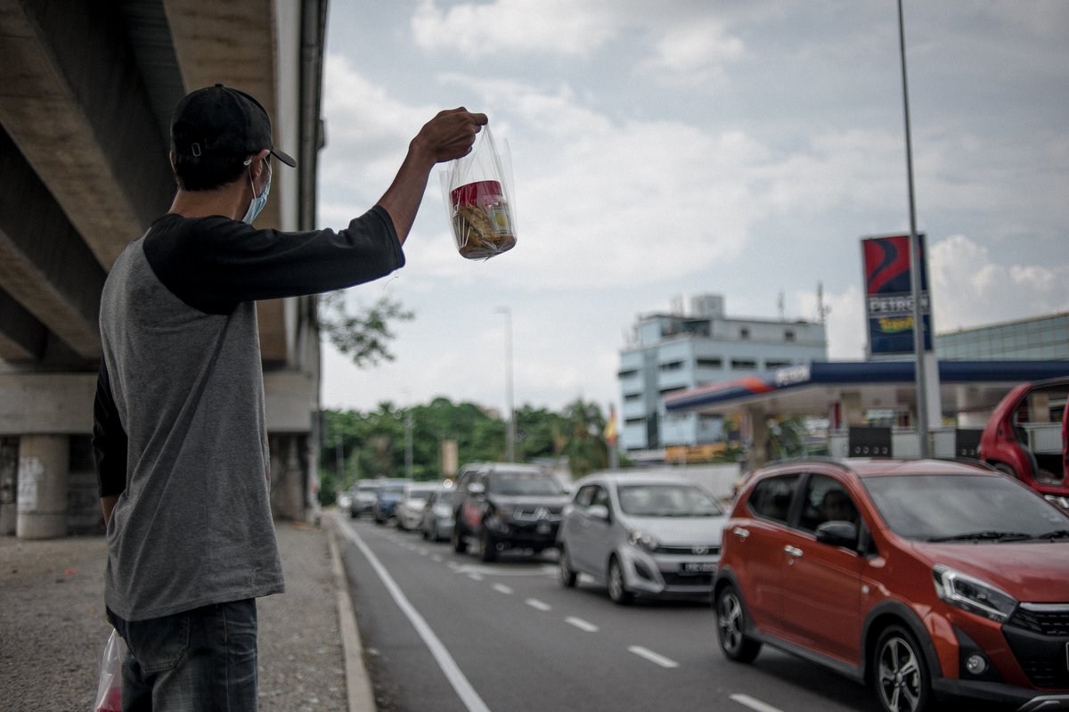 Voi, 48 tahun, merupakan seorang keyboardist untuk sebuah hotel di ibukota, kini menjual mangga asam jeruk setelah diberhentikan kerja. Dia dibantu oleh Farid, anak pemilik perniagaan Mangga Lemak yang berusia 16 tahun.