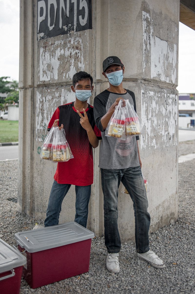 Voi, 48 tahun, merupakan seorang keyboardist untuk sebuah hotel di ibukota, kini menjual mangga asam jeruk setelah diberhentikan kerja. Dia dibantu oleh Farid, anak pemilik perniagaan Mangga Lemak yang berusia 16 tahun.