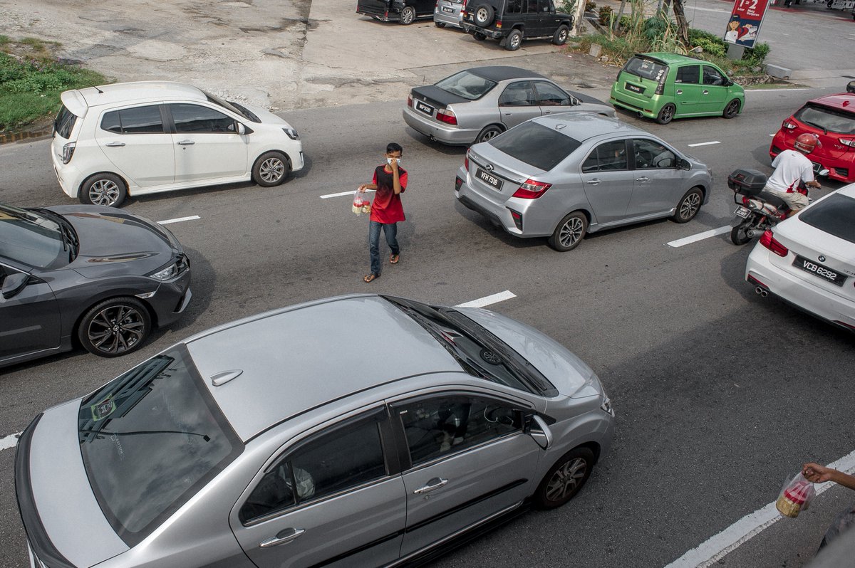 Bagi mempercepatkan jualan, Farid sekali sekala membantu Voi di celahan kesesakan trafik. Penjualan melalui tingkap kereta ini memerlukan fokus yang tinggi kerana jualan perlu dilakukan dengan segera.