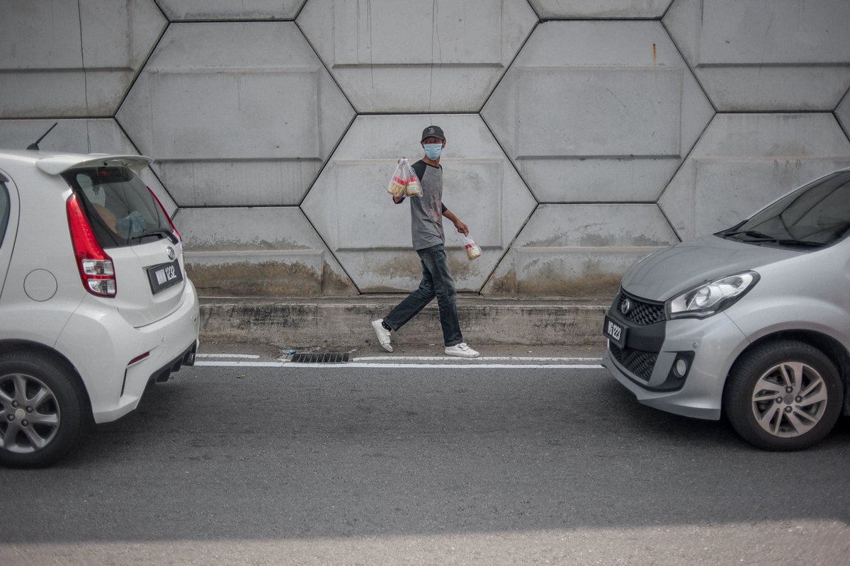 Bagi mempercepatkan jualan, Farid sekali sekala membantu Voi di celahan kesesakan trafik. Penjualan melalui tingkap kereta ini memerlukan fokus yang tinggi kerana jualan perlu dilakukan dengan segera.