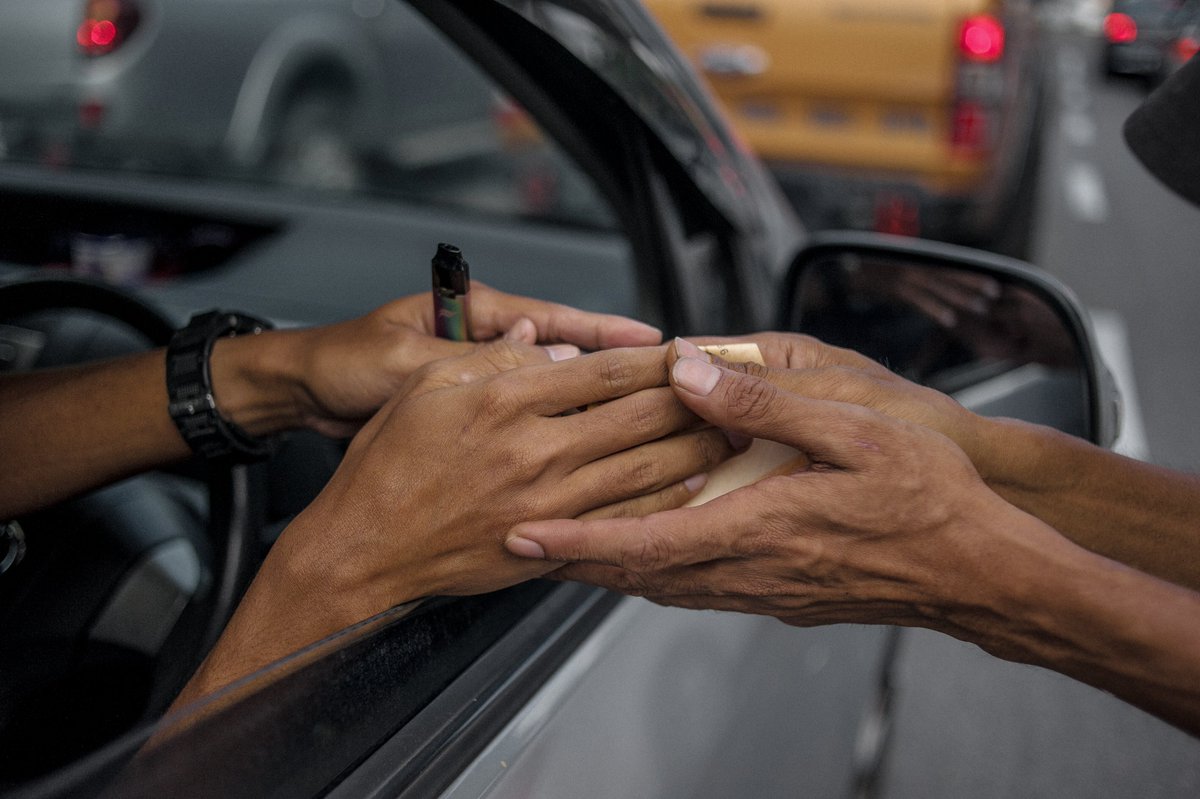 Bagi mempercepatkan jualan, Farid sekali sekala membantu Voi di celahan kesesakan trafik. Penjualan melalui tingkap kereta ini memerlukan fokus yang tinggi kerana jualan perlu dilakukan dengan segera.