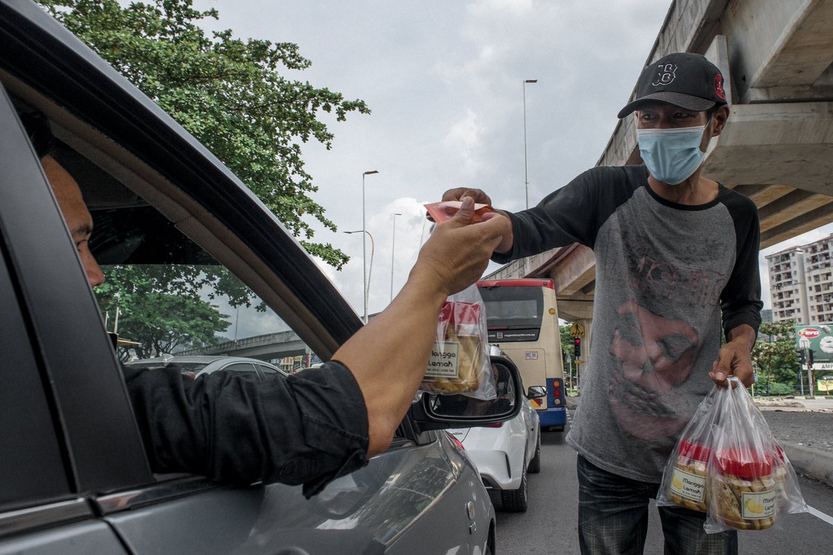Bagi mempercepatkan jualan, Farid sekali sekala membantu Voi di celahan kesesakan trafik. Penjualan melalui tingkap kereta ini memerlukan fokus yang tinggi kerana jualan perlu dilakukan dengan segera.