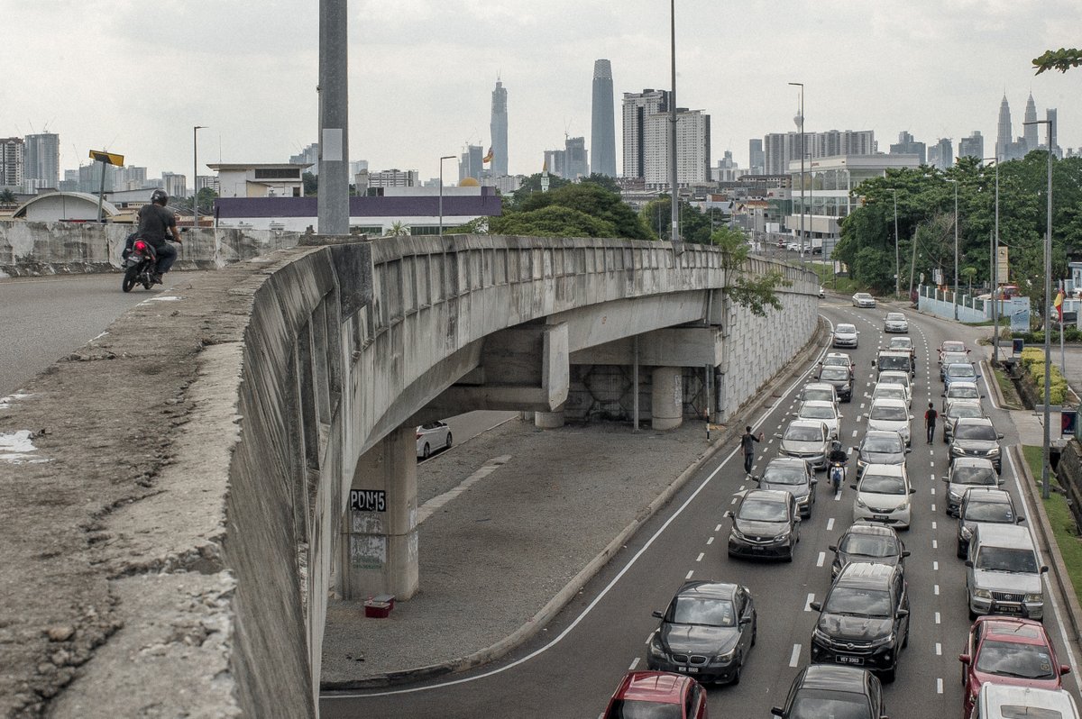 Apabila trafik mula bergerak, Voi dan Farid akan kembali ke depan dan bersedia untuk jualan seterusnya. Kitaran ini berulang sehingga produk perniagaan habis terjual. Voi berharap pandemik ini segera berakhir dan Farid juga tidak sabar untuk kembali ke sekolah seperti sediakala.