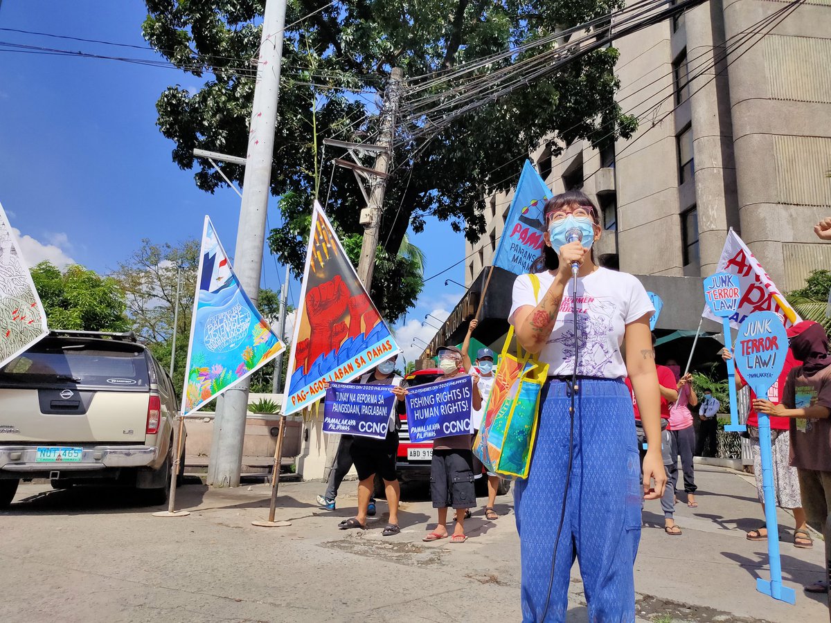 YACAPhilippines's tweet photo. "Mayaman ang katubigan ng Pilipinas, ngunit naghihirap ang mangingisdang Pilipino"
Today, fisherfolk organization @pama_pil together with @PilipinasSaka exhibit their sail-inspired protest art at BFAR for the #WorldFisheriesDay2020
#AgainstTheStream https://t.co/5cq2eA08JX