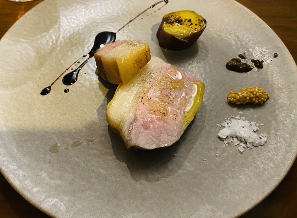 charismawine's tweet image. とあるイタリアン再訪。鯖とマスカットが非常に合う。今年のペアリングの最大発見のひとつに鯖×グルナッシュがあるが理論が裏打ちされた感覚。
真ふぐとイクラのリゾットがこの日イチ。豚の火入れも良い。また行きたい。