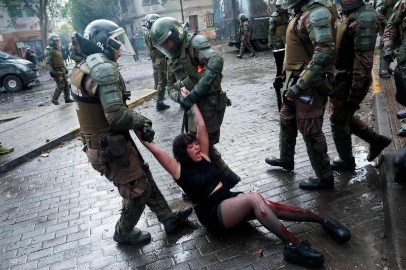 rubiustussiao's tweet photo. CÓMO SE SUPONE QUE QUIEREN QUE ESTÉ TRANQUILA, SI LOS SUPUESTOS “CARABINEROS” QUE ME TIENEN QUE CUIDAR, HACEN ESTÁS COSAS? SON LADRONES, ASESINOS, TORTURAN Y VIOLAN

#ChileanLivesMatter 
pacosqls https://t.co/JK7rvXzOQP
