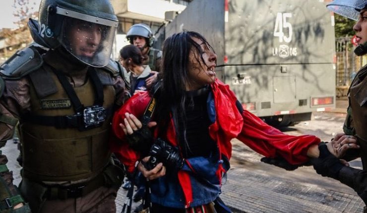 rubiustussiao's tweet photo. CÓMO SE SUPONE QUE QUIEREN QUE ESTÉ TRANQUILA, SI LOS SUPUESTOS “CARABINEROS” QUE ME TIENEN QUE CUIDAR, HACEN ESTÁS COSAS? SON LADRONES, ASESINOS, TORTURAN Y VIOLAN

#ChileanLivesMatter 
pacosqls https://t.co/JK7rvXzOQP