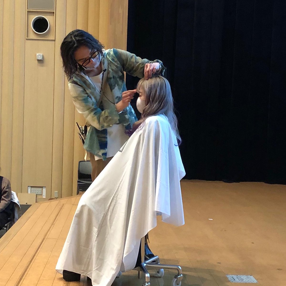 中日美容 昨日もshachu代表 みやちのりよしさんに 美容科1年ヘアカラーリストコースの授業で来ていただきました Shachuさんと言えばユニコーンカラー発祥サロン ハイトーンならではの色が可愛いユニコーンカラーとデザインカラーを見せていただきました