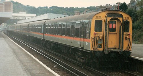 what you don’t really want to do is to have a lighter colour on the lower half of the side, which British Rail did for uhhhh all passenger services