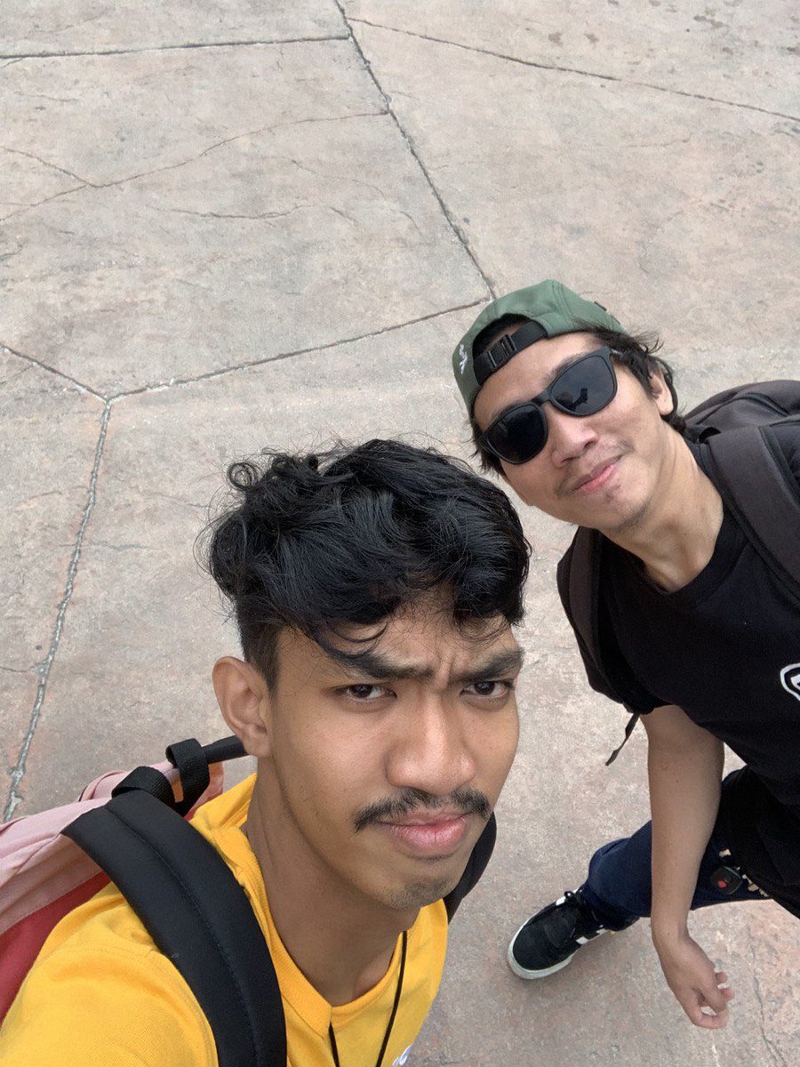 Thread ni utk kau bro, kau banyak tolong aku dulu. Semoga kau terus berjaya, dan terus berjaya dunia dan akhirat  @alleyusoff  @rovtea. Sory aaa ni je gmbr yg ada masa lu payung gua gi sunway lagoon hahaha paper rogerr.