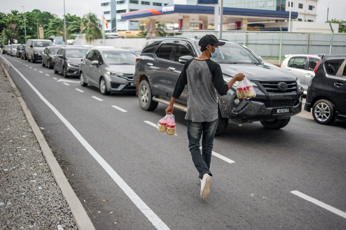 COVID-19 memberi kesan kepada pelbagai lapisan masyarakat, menjadikan ramai orang terpaksa mencari sumber kewangan alternatif. Contohnya, persimpangan jalanraya yang sibuk di Jalan Pandan Utama, Ampang kini menjadi satu tempat untuk dijadikan lokasi menjual produk makanan.