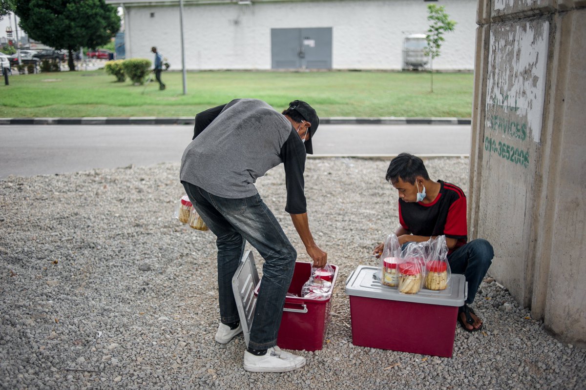 COVID-19 memberi kesan kepada pelbagai lapisan masyarakat, menjadikan ramai orang terpaksa mencari sumber kewangan alternatif. Contohnya, persimpangan jalanraya yang sibuk di Jalan Pandan Utama, Ampang kini menjadi satu tempat untuk dijadikan lokasi menjual produk makanan.