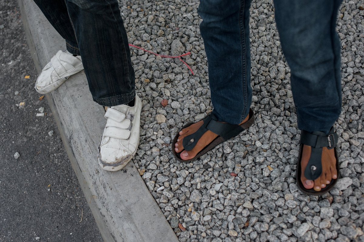 COVID-19 memberi kesan kepada pelbagai lapisan masyarakat, menjadikan ramai orang terpaksa mencari sumber kewangan alternatif. Contohnya, persimpangan jalanraya yang sibuk di Jalan Pandan Utama, Ampang kini menjadi satu tempat untuk dijadikan lokasi menjual produk makanan.