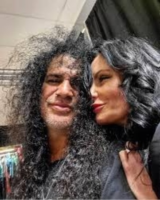 slashworldarg's tweet photo. #slashfamilyfriends 

@Slash, un poco despeinado 😆 junto a #Meegan 😍

🤘🎩🇦🇷

#slash #meegan #love #family #couple #amor #inspiration https://t.co/5v7GqX1P7J
