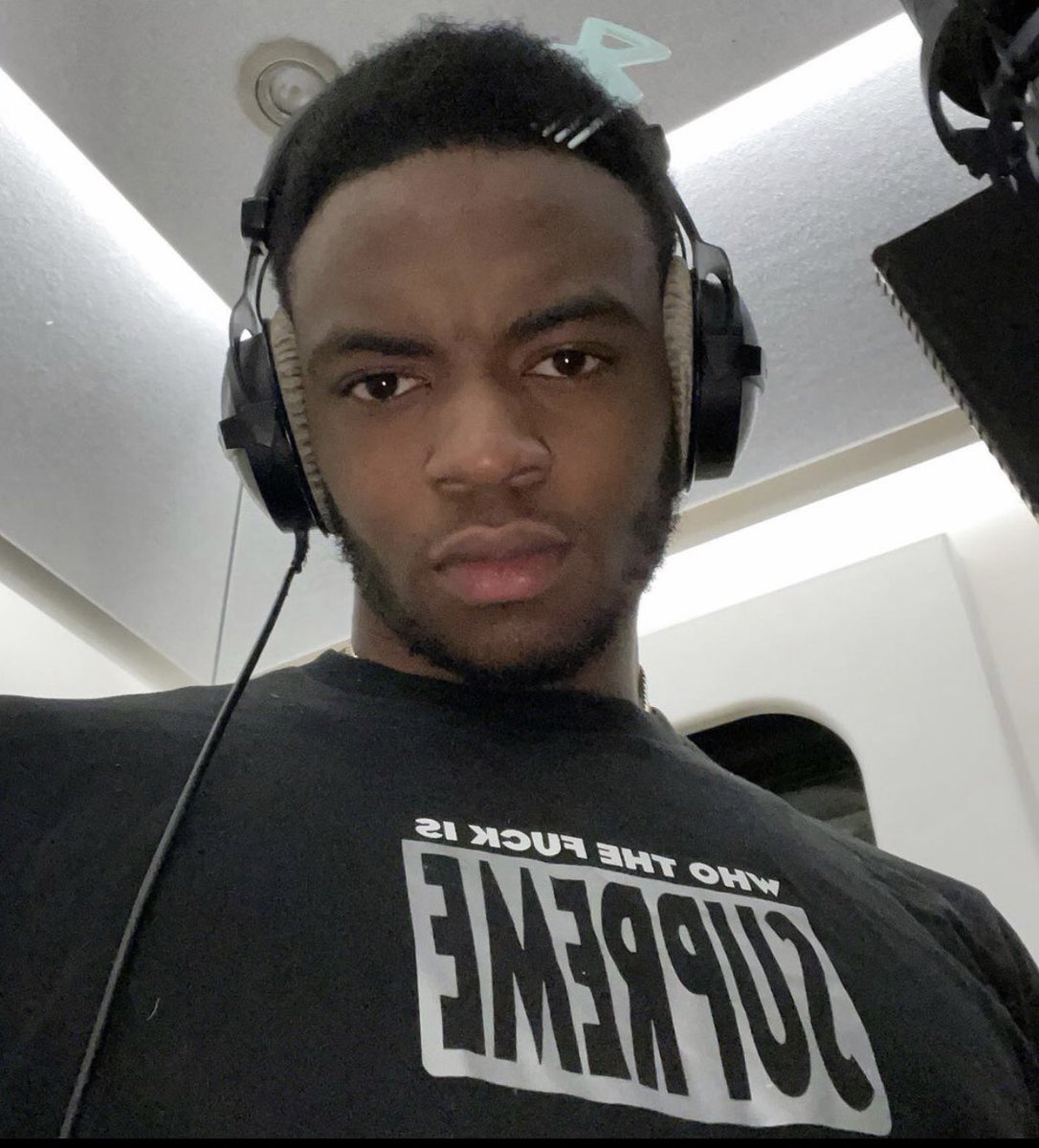 _theeSK's tweet photo. TL villain.                           Actual villain https://t.co/Zydz491zae