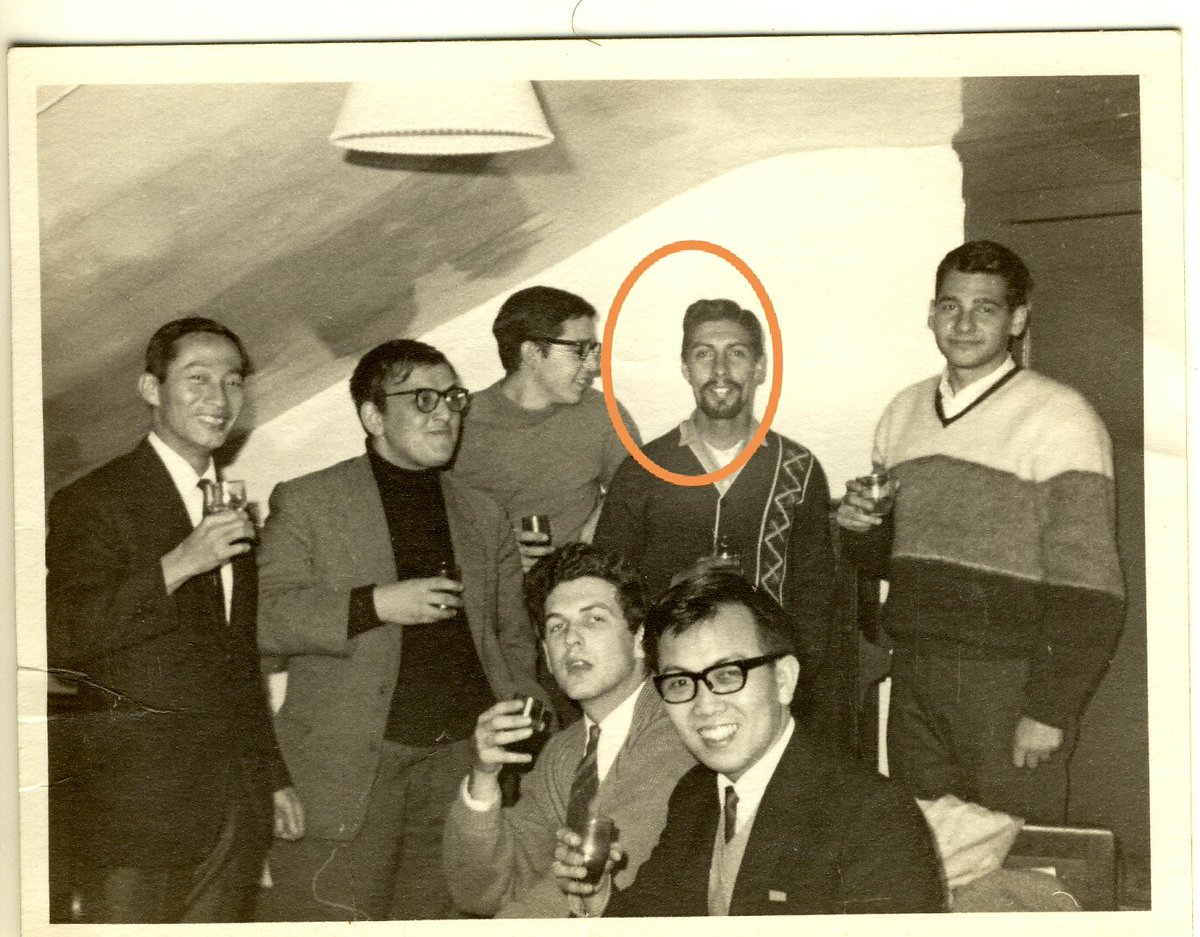 eduardo_recoba's tweet photo. #LondonSchoolOfEconomics
#BeatNick #Beat #sixties
👇 Mi papá de estudiante en la London School of Economics, con un heterogéneo y cosmopolita grupo de la generación "beatnick" de chicos en una época dorada: el Londres de los años 60.
Foto de @clgonzalezvega https://t.co/0Rmzbrht7h