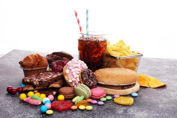 StatCan_eng's tweet photo. #DYK? In 2015, 46% of total daily energy consumed by Canadians came from ultra-processed foods, and children and youth were the highest consumers. To learn more, check out our new article: https://t.co/dJMhzGvoAu https://t.co/9M1aVGLxL7