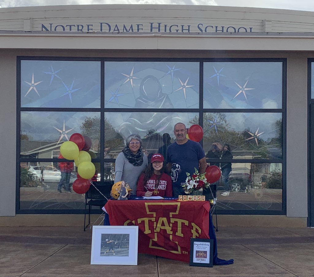 Congratulations to senior Angelita Fuentes who made it official today! Angelita will play softball at Div 1 Iowa State University next year.
Way to go Angelita!