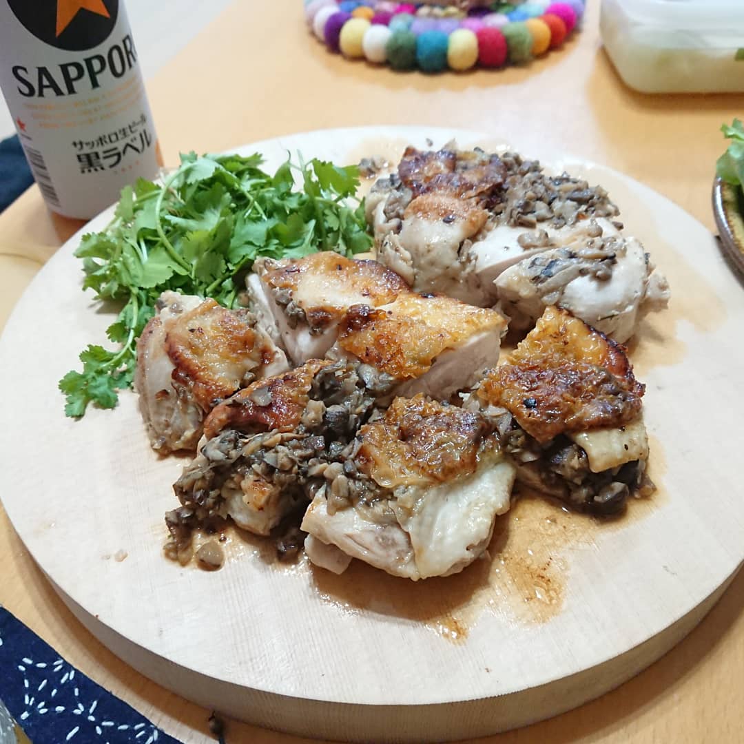 あかとくろ タサン志麻さんのレシピで鶏もも肉のきのこペースト詰め 元レシピは舞茸だったけど なかったのでブラウンマッシュルームと椎茸で これ私好きだわー きのこだいぶんはみ出たけど 要トライ あかとくろ タサン志麻さんのレシピで鶏もも肉のきのこペースト詰め 元レシピは舞茸だったけど なかったのでブラウンマッシュルームと椎茸で これ私好きだわー きのこだいぶんはみ出たけど 要トライ