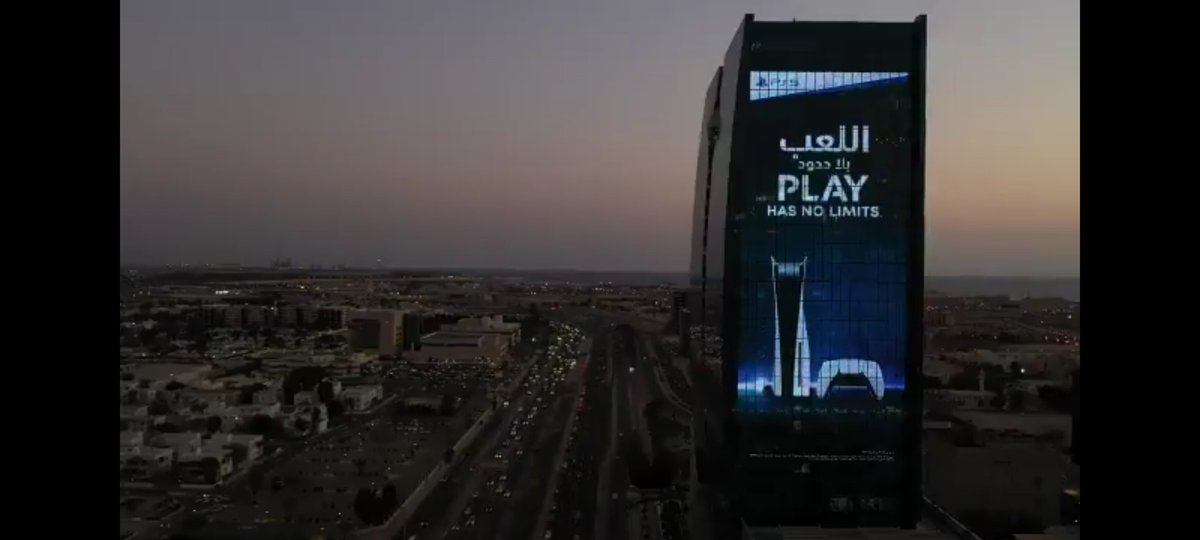 mrpyo1's tweet photo. I love how sony goes all out for their marketing, it's incredible PS5 DAY AAAAHHHH https://t.co/FVpXQn4Ibv