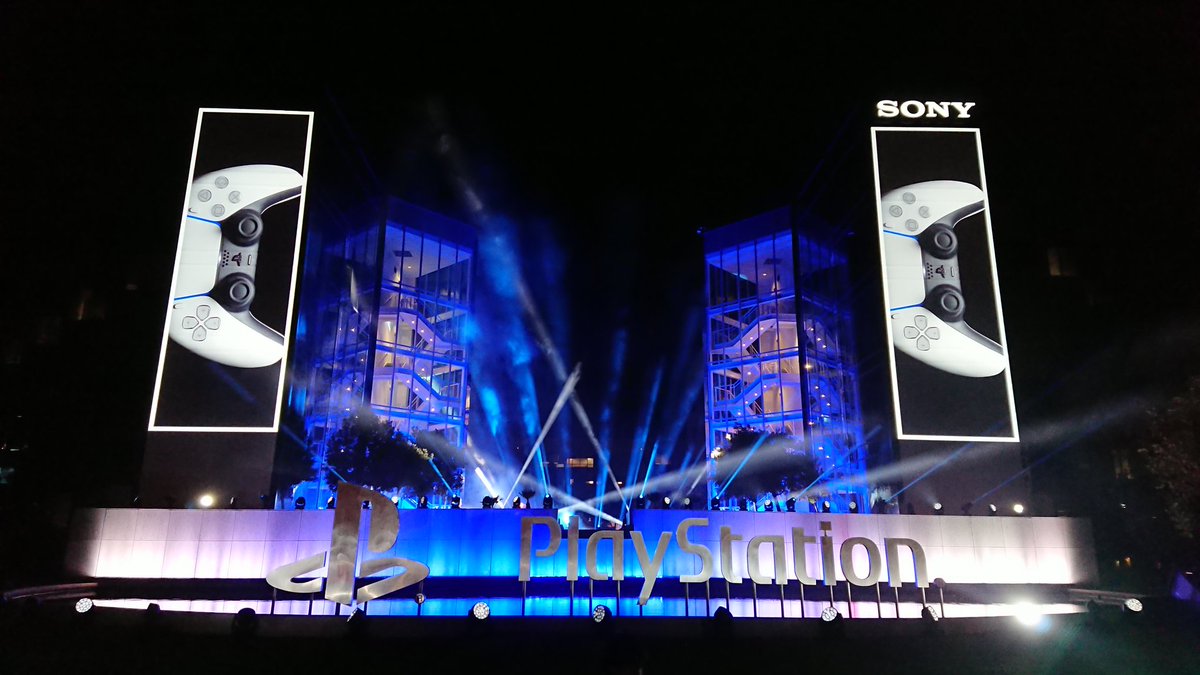 mrpyo1's tweet photo. I love how sony goes all out for their marketing, it's incredible PS5 DAY AAAAHHHH https://t.co/FVpXQn4Ibv