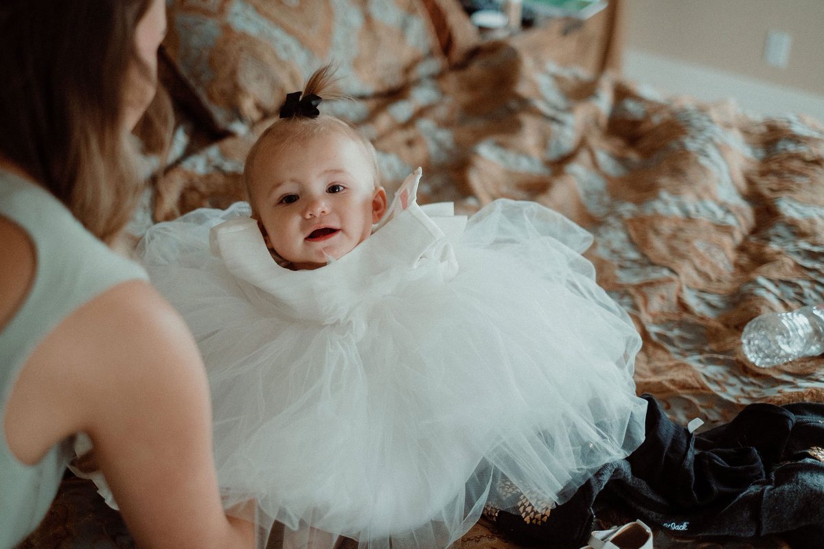 abbywolf23's tweet photo. October 3rd 🤍 prettiest bride, prettiest flower girl, prettiest wedding 💫 https://t.co/uCu05Wj8c2