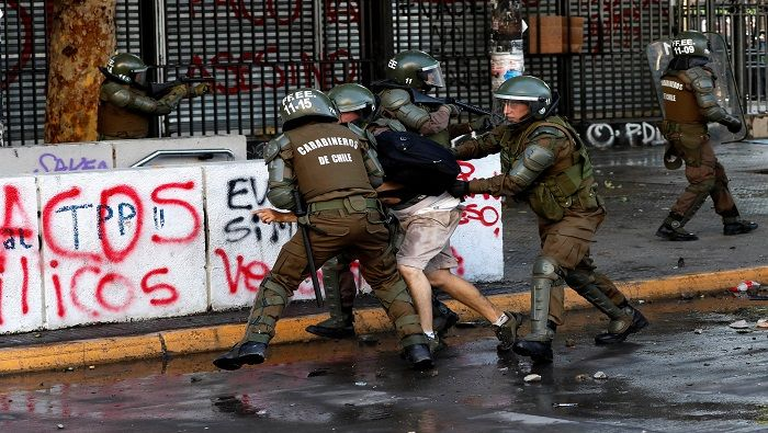 tobiokking's tweet photo. no, no es "bacán" volver a tener un estallido social. no, no es un "menos mal, así nos van a pescar." no, no es "bacán" volver a ver gente dañada en protestas, desaparecidas e incluso muertas.
NI SIQUIERA DEBERÍAMOS DE SALIR A LA CALLE A EXIGIR NUESTROS DERECHOS BÁSICOS https://t.co/dTHrFSegjD