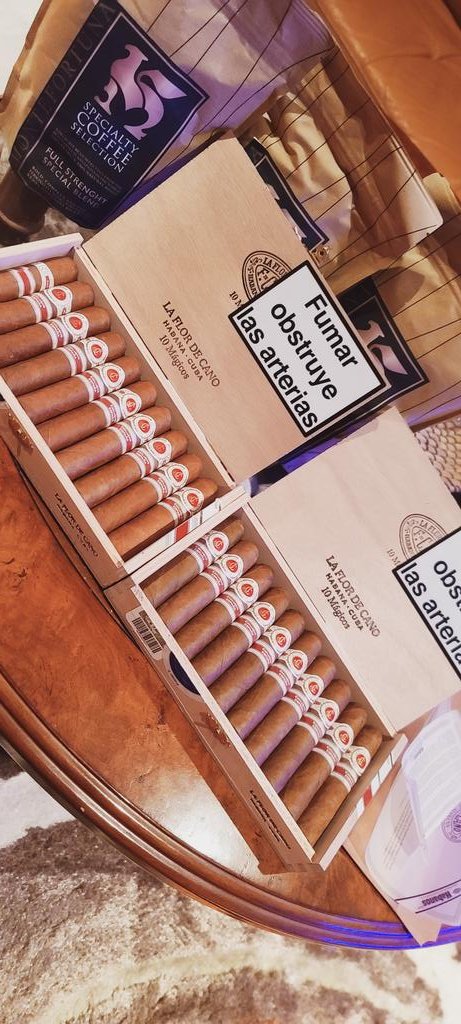 CigarXlusive's tweet photo. Big thanks to @MFcigars for the great customer service i received my package in 4 days !! @CigarChairman @JARMHABANO @Constan70997526 @mikethepepsiguy @JeffBOTL @Mike_W_Simpson @Mr24705988 @landryst @CalvinThomps99 @whiskylogy @robone305 #cigars #habanos #BOTL https://t.co/UkxeZ5oew3