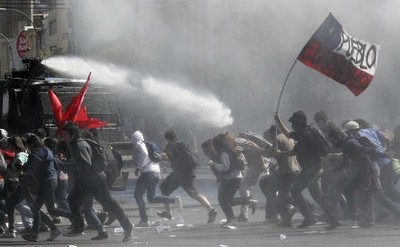 tobiokking's tweet photo. no, no es "bacán" volver a tener un estallido social. no, no es un "menos mal, así nos van a pescar." no, no es "bacán" volver a ver gente dañada en protestas, desaparecidas e incluso muertas.
NI SIQUIERA DEBERÍAMOS DE SALIR A LA CALLE A EXIGIR NUESTROS DERECHOS BÁSICOS https://t.co/dTHrFSegjD