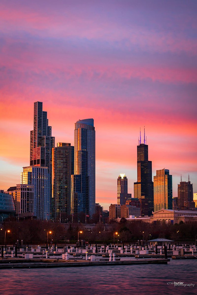 barrybutler9's tweet photo. Sunset Stripes.  Wednesday in Chicago.  #weather #chicago #news #ilwx https://t.co/nmD77GneTo