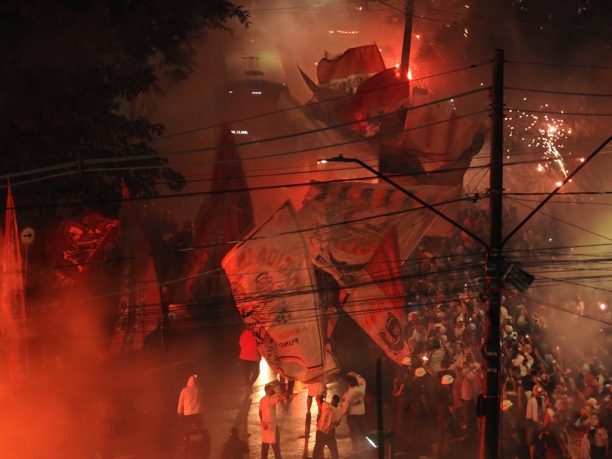 Marcelo_Hazan's tweet image. As fotos da festa: a estreia do novo ônibus do São Paulo recepcionado pela torcida 
#trmorumbi