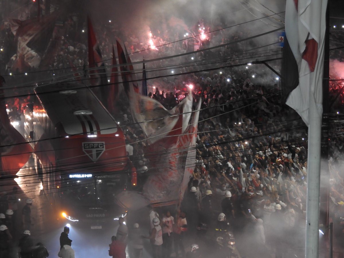 Marcelo_Hazan's tweet image. As fotos da festa: a estreia do novo ônibus do São Paulo recepcionado pela torcida 
#trmorumbi