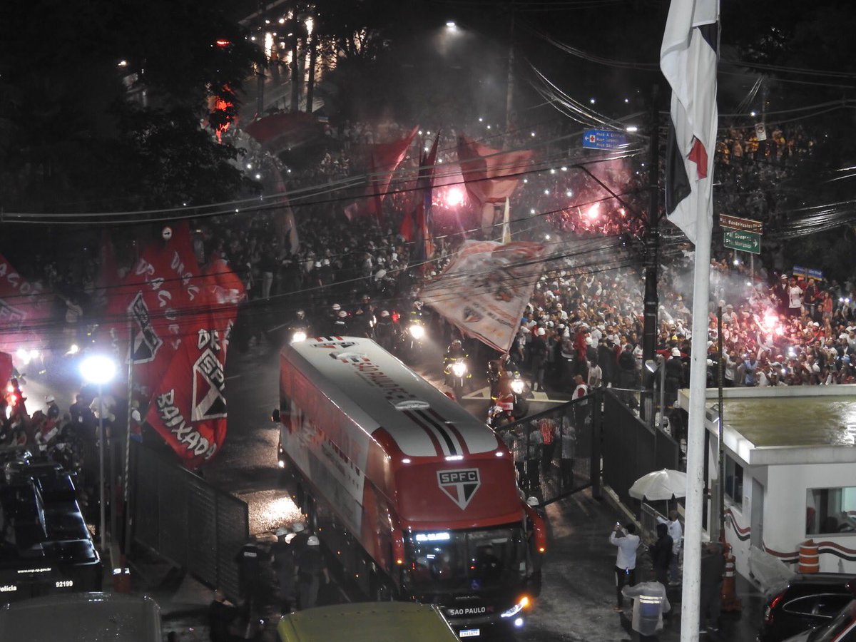 Marcelo_Hazan's tweet image. As fotos da festa: a estreia do novo ônibus do São Paulo recepcionado pela torcida 
#trmorumbi