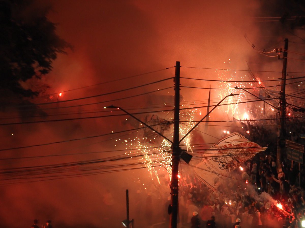 Marcelo_Hazan's tweet image. As fotos da festa: a estreia do novo ônibus do São Paulo recepcionado pela torcida 
#trmorumbi