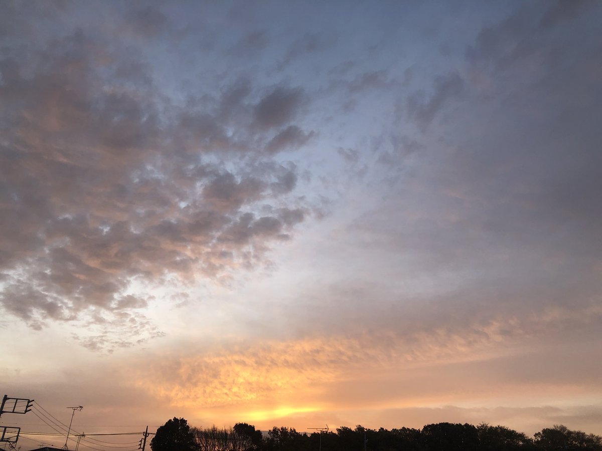 funrunruirm's tweet photo. Early morning sky.

You are Beautiful Powerful and Worth it.  

Have a wonderful day! https://t.co/j1pJV6yTaH