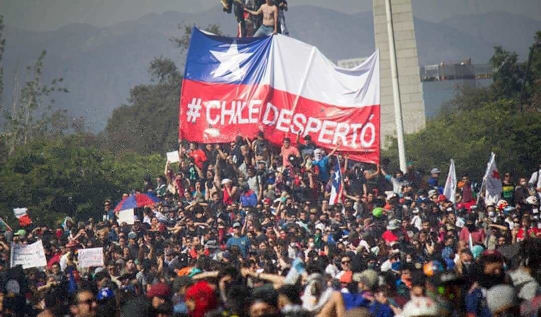 Reeoyb's tweet photo. Porque ahora chile necesita nuestro apoyo aunque solo sea difundiendo 

🇨🇱 🤝🇵🇪

Nuestros hermanos chilenos están luchando por sus derechos y nadie habla de esto 

Rt

#LATAMLIVESMATTER #ChileanLivesMatter #TodosALaMoneda #RenunciaPiñera #chileperu #ChileUnidoAvanza https://t.co/yfB7pX0mcU