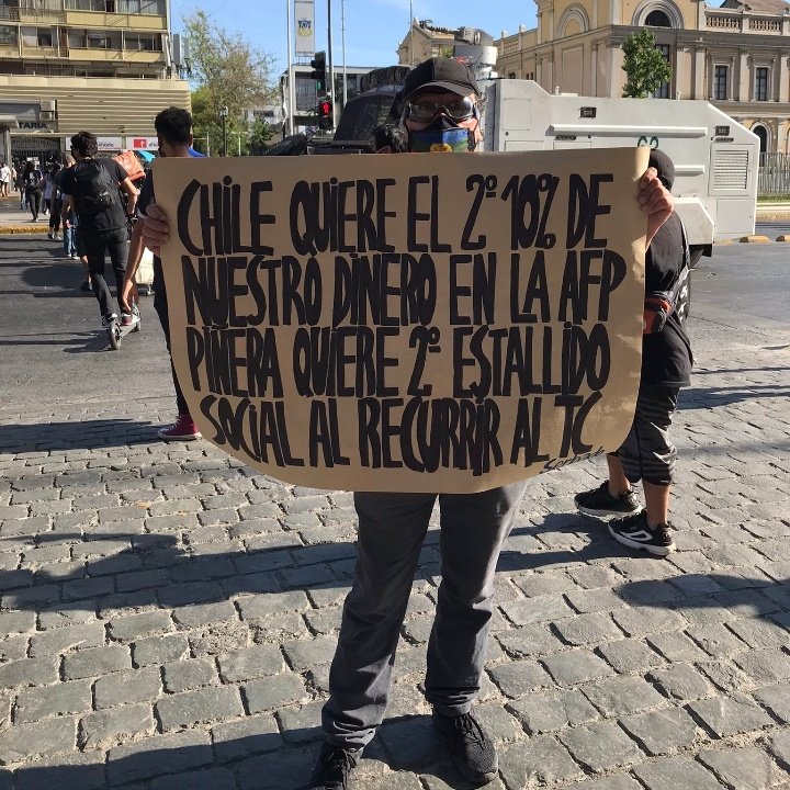 Reeoyb's tweet photo. Porque ahora chile necesita nuestro apoyo aunque solo sea difundiendo 

🇨🇱 🤝🇵🇪

Nuestros hermanos chilenos están luchando por sus derechos y nadie habla de esto 

Rt

#LATAMLIVESMATTER #ChileanLivesMatter #TodosALaMoneda #RenunciaPiñera #chileperu #ChileUnidoAvanza https://t.co/yfB7pX0mcU