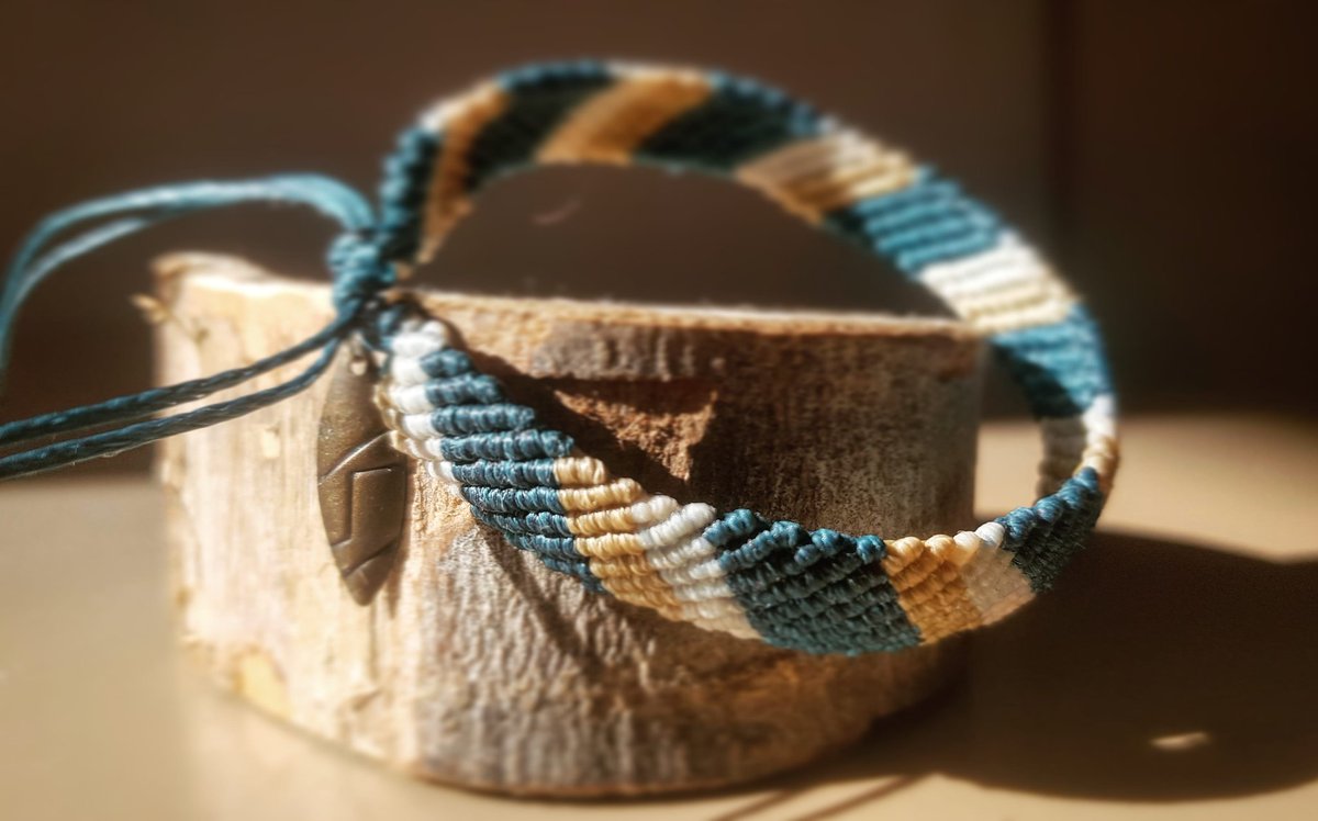 Aksesuarlı bileklik
Kargo ücreti yok bilgi için DM
Sipariş için profilimizdeki linkten ulaşabilirsiniz 
#bileklik #makrome #mumip #boncuk #perşembe  #elyapımı #elemeği #ankara #istanbul #izmir #takı #aksesuar #kolye #örmebileklik #moda #Twitter #Tbt #indirim #çekiliş #shopier