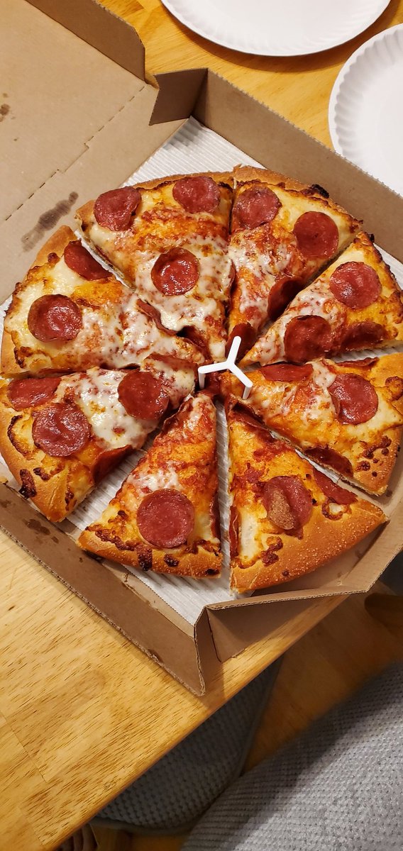 Broe_DameronTTV's tweet photo. @pizzahut i thought nobody out pizzas you guys? You out pizza'd yourselves. you guys having a cheese shortage? I think I got 4 slices with cheese.
#terrible #outpizzad #pizzahut https://t.co/zCNl8zXL2L