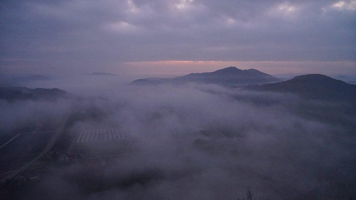 あんのうん01 11 19 栃木県茂木町 鎌倉山より 雲海 気温が高いため 霧薄く 低い曇 低い雲海でも絵になるのですが 何よりモヤがかかって 久々にハズレですね すぐに移動しました 鎌倉山 雲海 ii Sel2470z T Co 68akykx5ub あんのうん01 11 19 栃木県茂木町 鎌倉山より 雲海 気温が高いため 霧薄く 低い曇 低い雲海でも絵になるのですが 何よりモヤがかかって 久々にハズレですね すぐに移動しました 鎌倉山 雲海 ii Sel2470z T Co 68akykx5ub