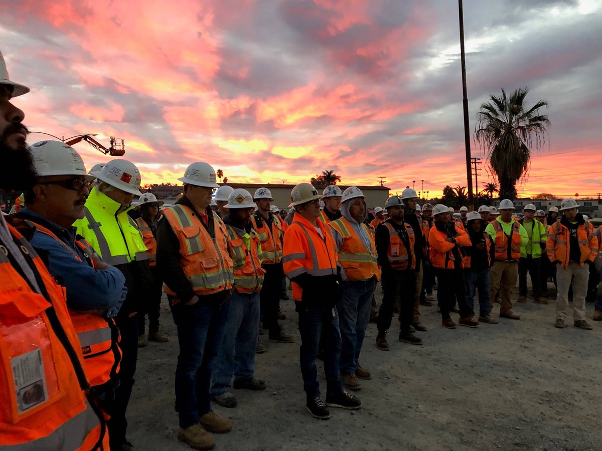 StacyWitbeck's tweet photo. From sunrise to sunset, our crews are working hard to build cool stuff! 

#Sunrise #Sunset #WeBuildCoolStuff
#StacyAndWitbeck #SWIBuilt https://t.co/GluiSGy12q