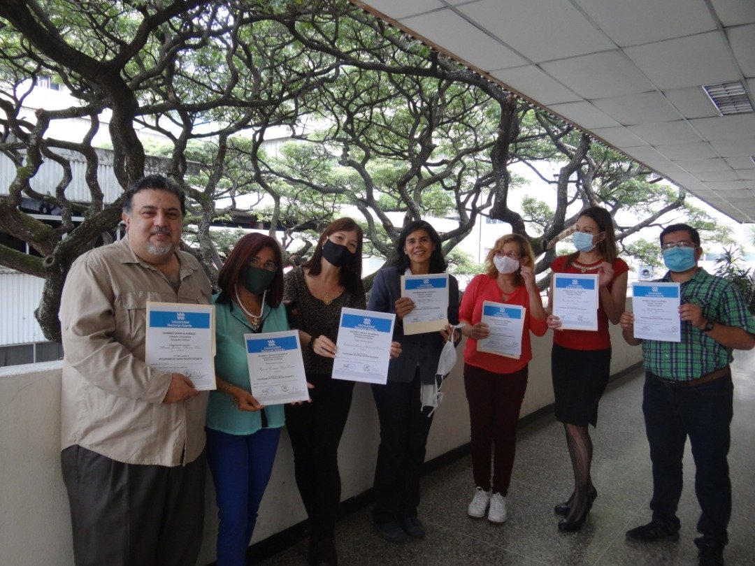 marle_20's tweet photo. Con parte de mi grupo del #componentedocente UNA gracias .... A los profes Eva y José y otros más quienes con su empeño hoy nos dan la posibilidad de enseñar mejor lo que sabemos https://t.co/88RSdhyhal