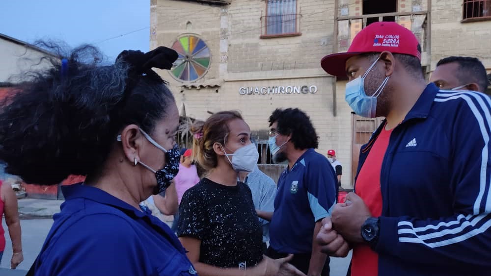 JuanSierraPSUV's tweet photo. Hoy estuve reunido con la “Comuna Manuela Sáenz” fuerza viva del poder popular, un encuentro impregnado de la sabiduría de nuestros líderes y lideresas, desde las bases nuestro país ha sido sin duda alguna exportadora de independencia y soberanía. #VenVamosJuntos6D @PartidoPSUV https://t.co/PYp7ciifM2